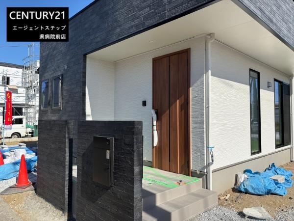 　玄関　玄関が印象的な外観です