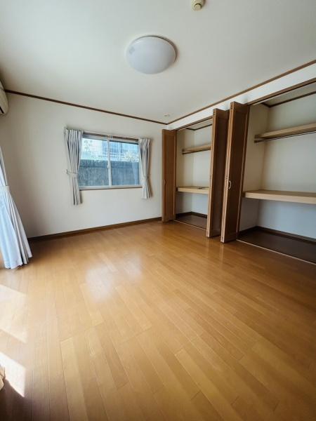 　洋室　収納も充実した洋室です