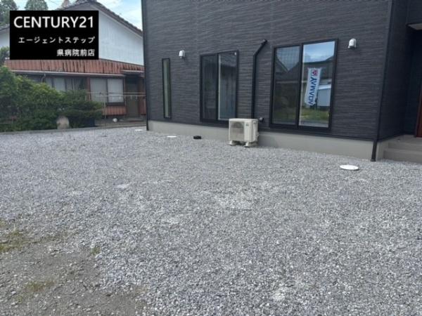 　駐車場　駐車場が広々としています