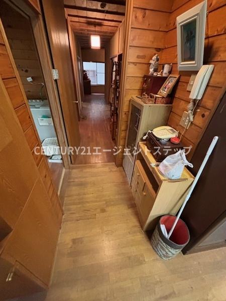 　その他内観　木目の廊下が特徴的です