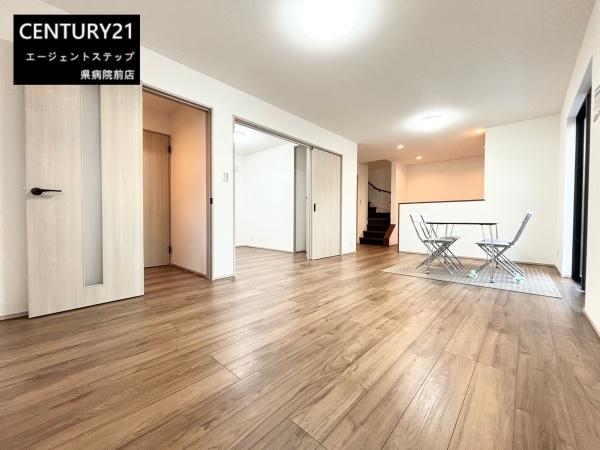 　リビング　リビングは開放感があります