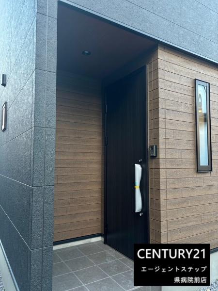 　玄関　玄関のデザインが印象的です
