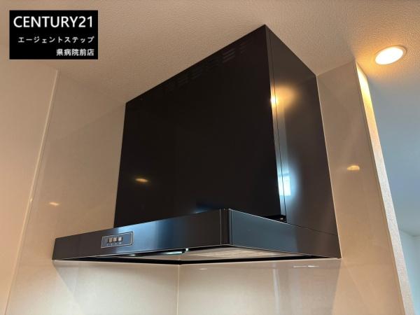 　キッチン　キッチンに映えるレンジフードです