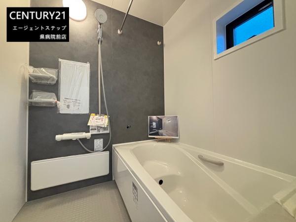 　バス　バスルームに窓とテレビ付きです