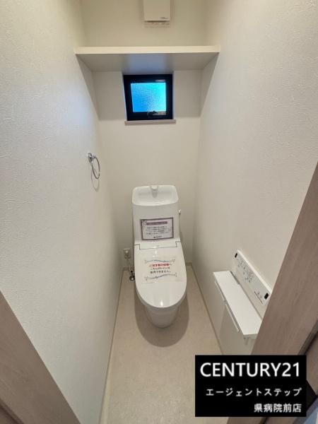 　トイレ　窓付きのトイレです