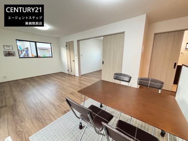 　リビング　リビングは開放感があります