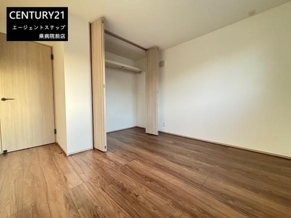 　洋室　木目調フローリングの洋室です