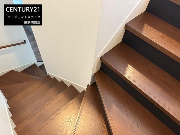 　その他内観　階段の木目が魅力的です