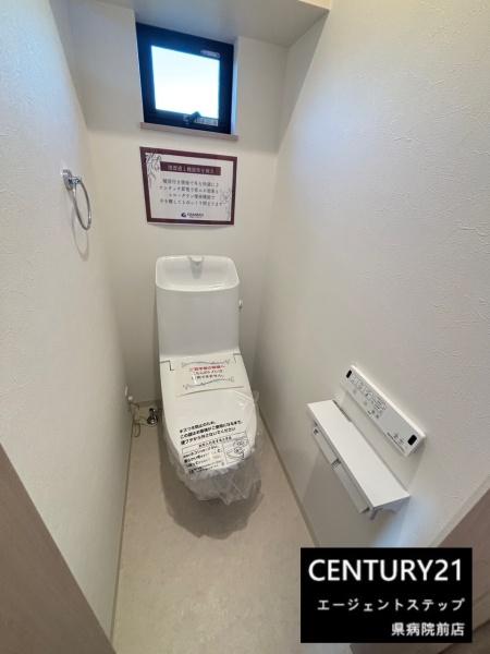 　トイレ　トイレに小窓が付いています