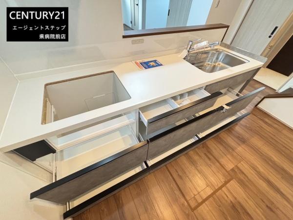 　キッチン　収納充実のキッチンです