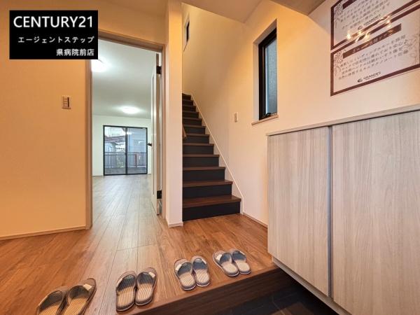 　玄関　玄関は収納付きで便利です