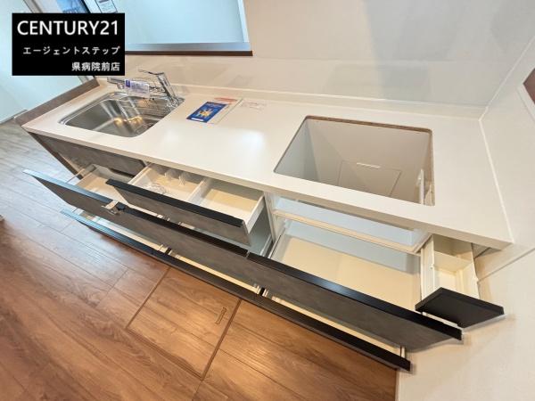 　キッチン　収納充実のキッチンです