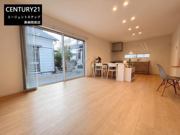 　リビング　リビングは開放感があります