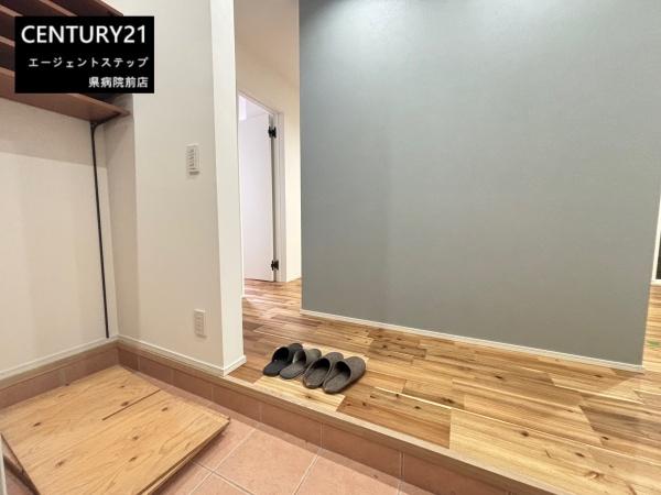 　玄関　木目調の玄関が魅力です