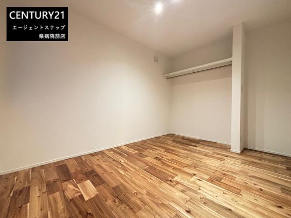 　寝室　木目調フローリングの寝室です