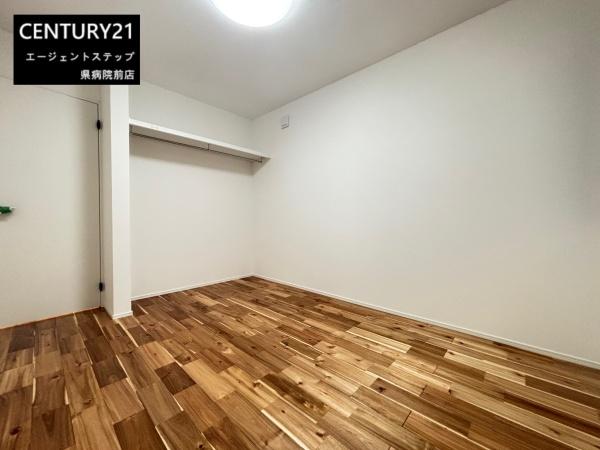 　寝室　木目床が特徴の寝室です