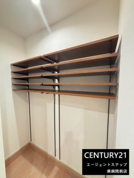 　収納　収納棚が充実した収納スペースです