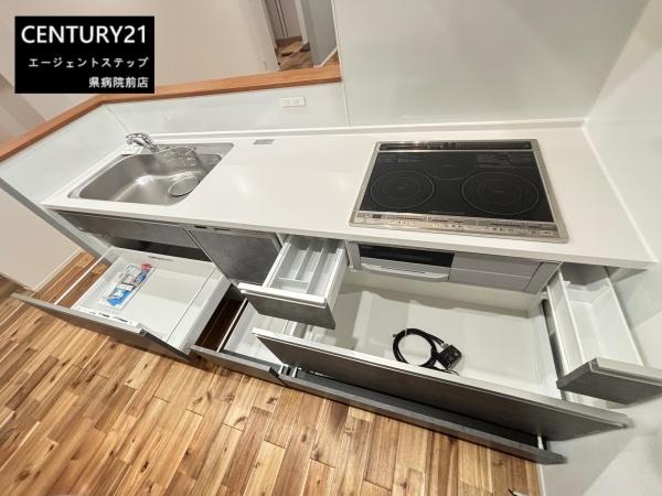 　キッチン　収納充実のキッチンです