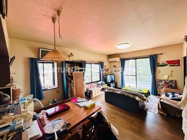 　リビング　リビングは開放感があります