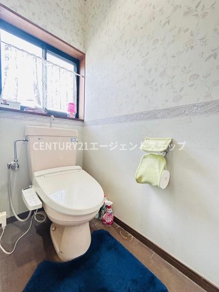　トイレ　トイレには窓が付いています