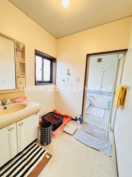 　洗面台・洗面所　収納もある洗面台・洗面所です