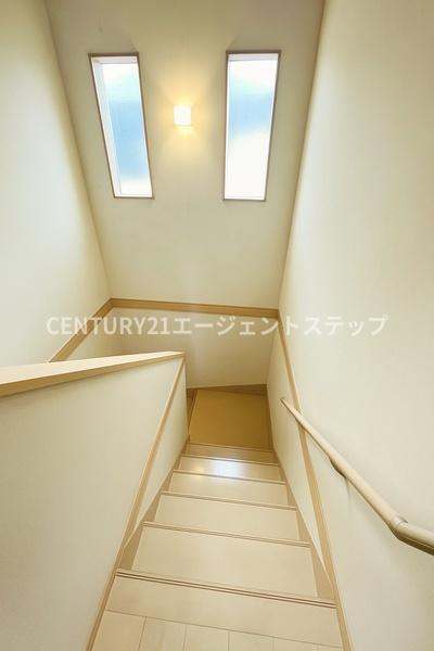 　その他内観　階段に採光窓があります
