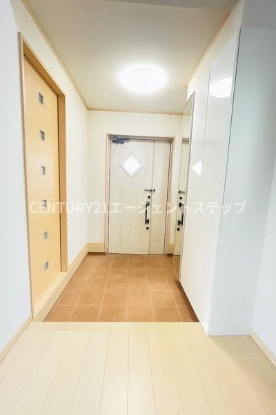 　玄関　明るい玄関スペースです