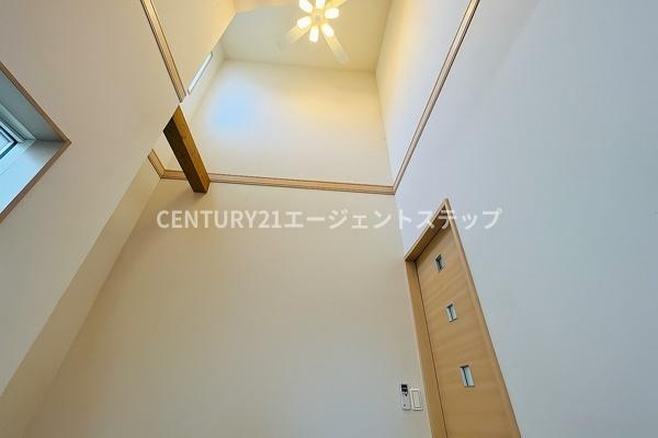 　玄関　玄関に吹き抜けがある住まいです