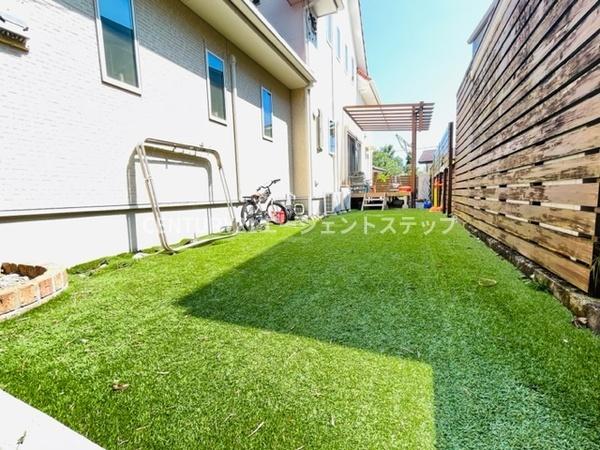 　庭　人工芝の庭スペースです