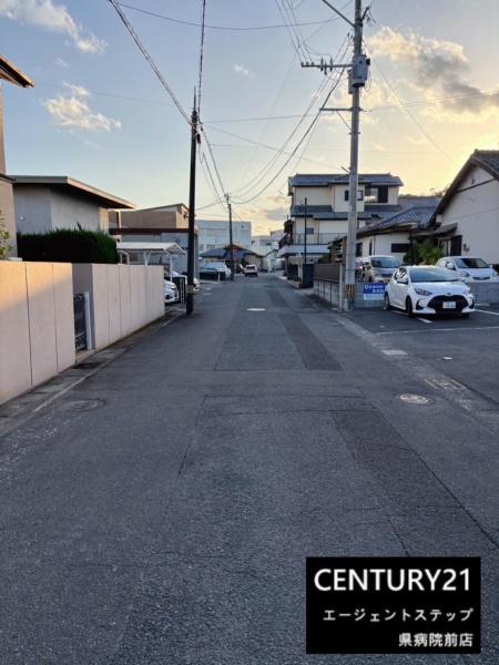 　前面道路含む現地写真　前面道路の様子が分かる現地写真です