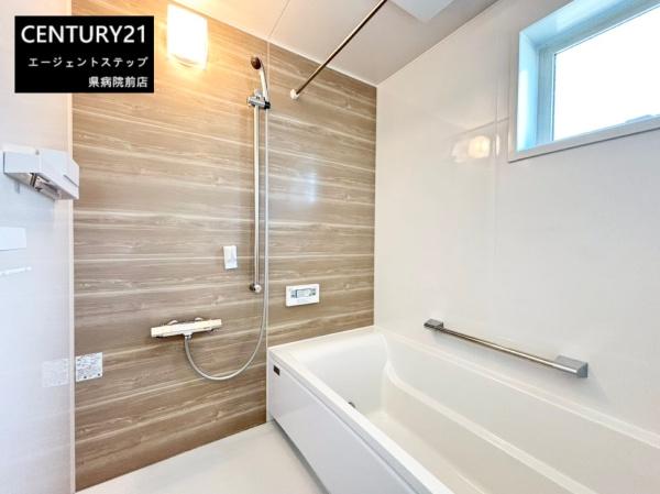 　バス　バスの明るい窓付き空間です