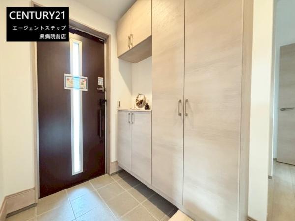 　玄関　玄関の収納が充実しています