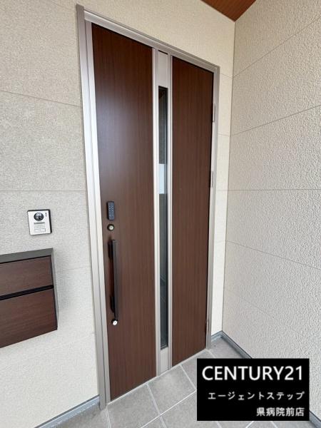 　玄関　玄関ドアがスタイリッシュです