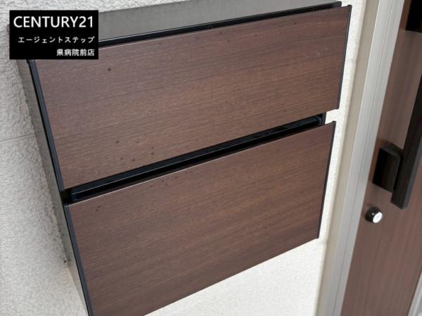 　玄関　木目調の玄関が印象的です