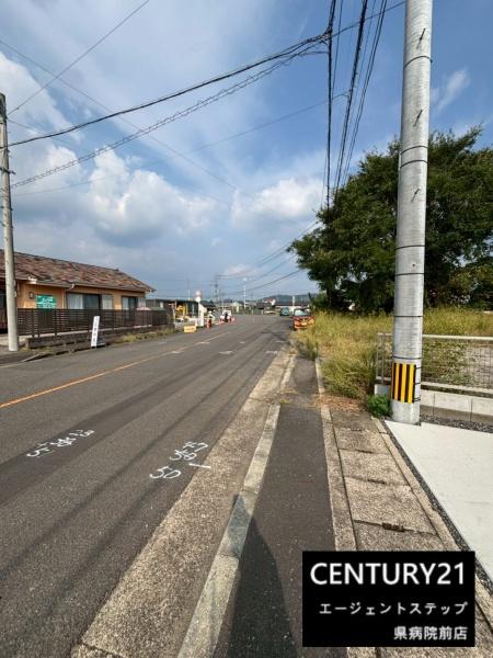 　前面道路含む現地写真　前面道路が広く利用しやすい現地写真です