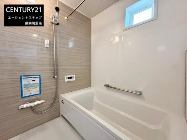 　バス　換気窓付きのバスです