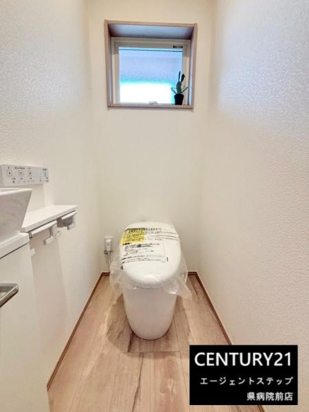 　トイレ　窓付きの明るいトイレです