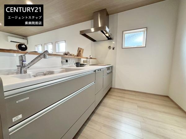 　キッチン　明るく広々としたキッチンです