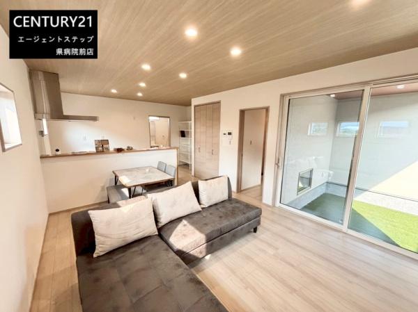 　リビング　リビングに大きな窓が魅力です