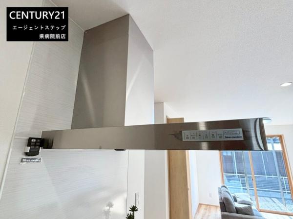 　キッチン　キッチンの換気フードが際立ちます