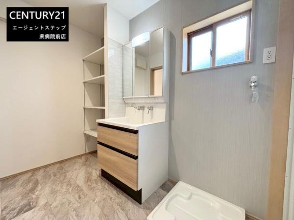 　洗面台・洗面所　収納付きの洗面台が魅力の洗面所です