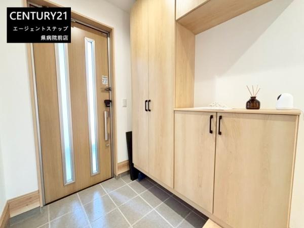 　玄関　玄関収納が充実しています