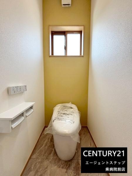 　トイレ　明るい窓付きのトイレです