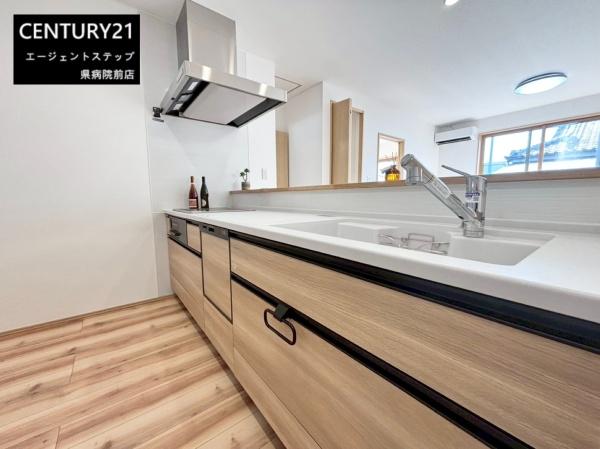 　キッチン　木目が映えるキッチンです