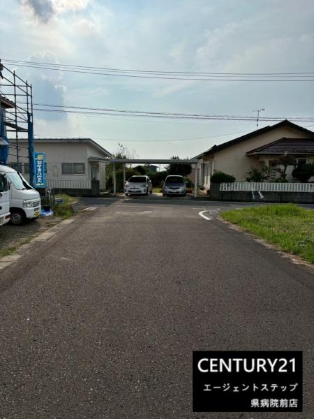 　前面道路含む現地写真　前面道路が広く快適です