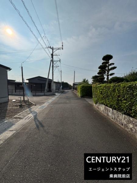 　前面道路含む現地写真　前面道路含む現地写真で周囲が分かります