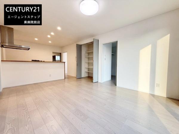 　リビング　リビングは明るさが魅力です