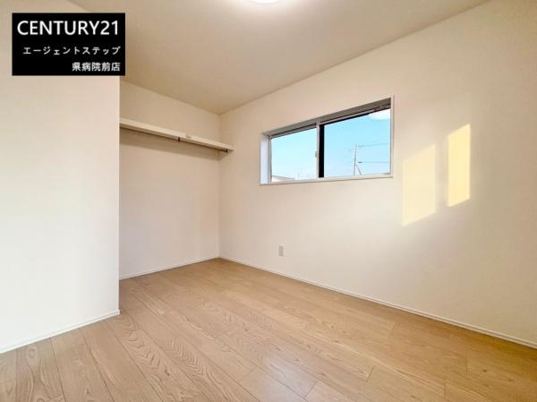 　寝室　寝室には明るい窓が魅力です