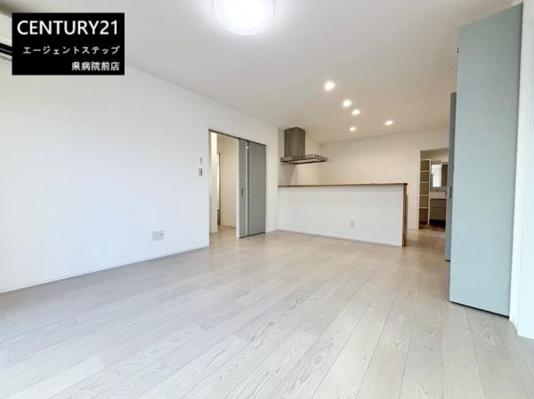 　リビング　リビングが開放的です