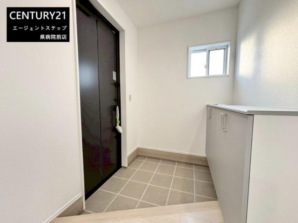 　玄関　玄関スペースが広々としています